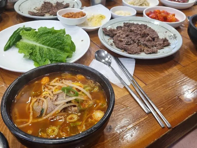 소고기 국밥과 석쇠 불고기 한 상 차림