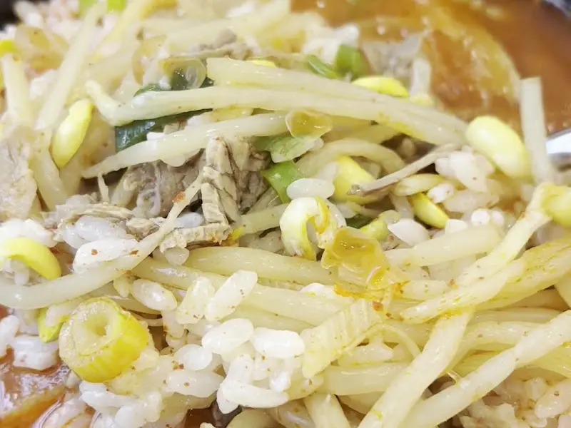 소고기 국밥 내용물의 클로즈업 샷