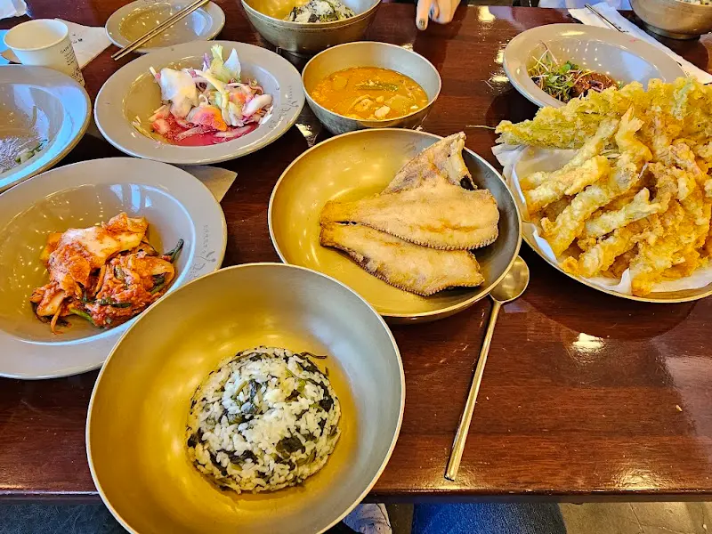 푸짐하게 차려진 밥상