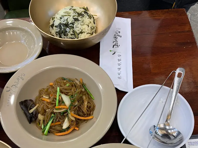 놋그릇에 담겨 나온 곤드레밥