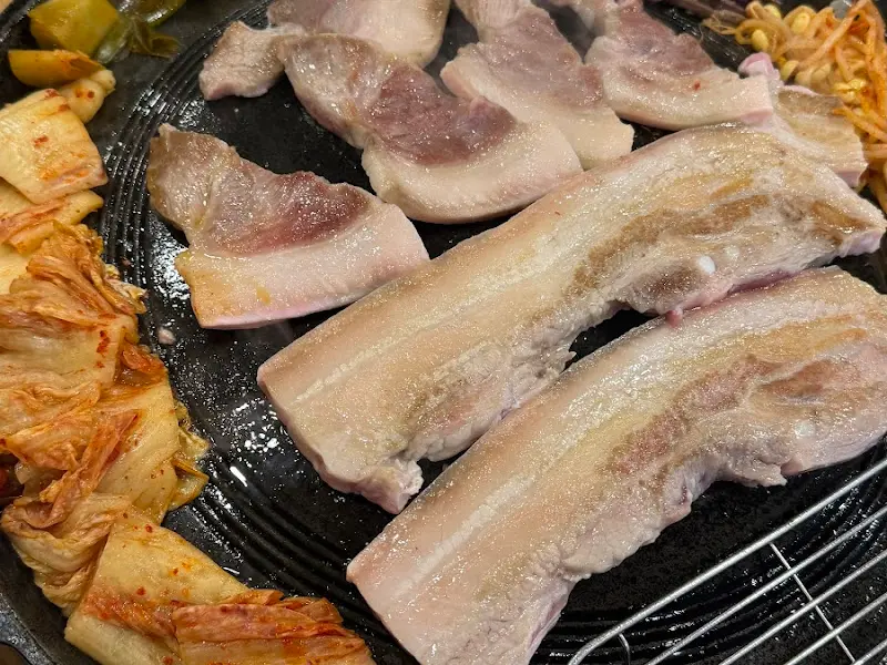 노릇하게 구워진 오겹살