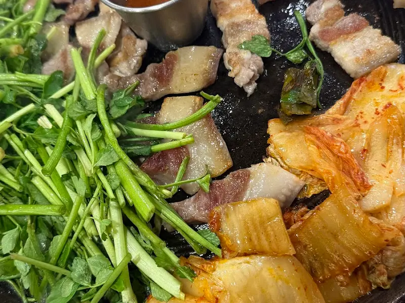 구워진 김치와 삼겹살