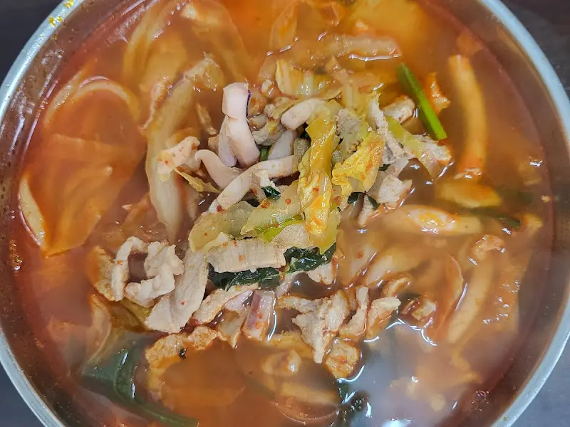 오징어와 돼지고기가 듬뿍 들어간 짬뽕