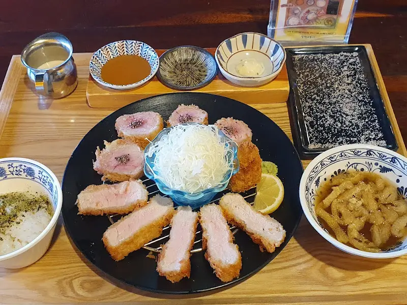 흑돼지 등심&안심 돈가스 정식 한상차림