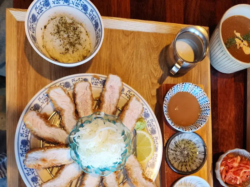 돈가스 한 상 차림