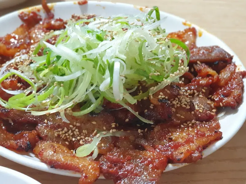 파채가 곁들여진 석쇠구이