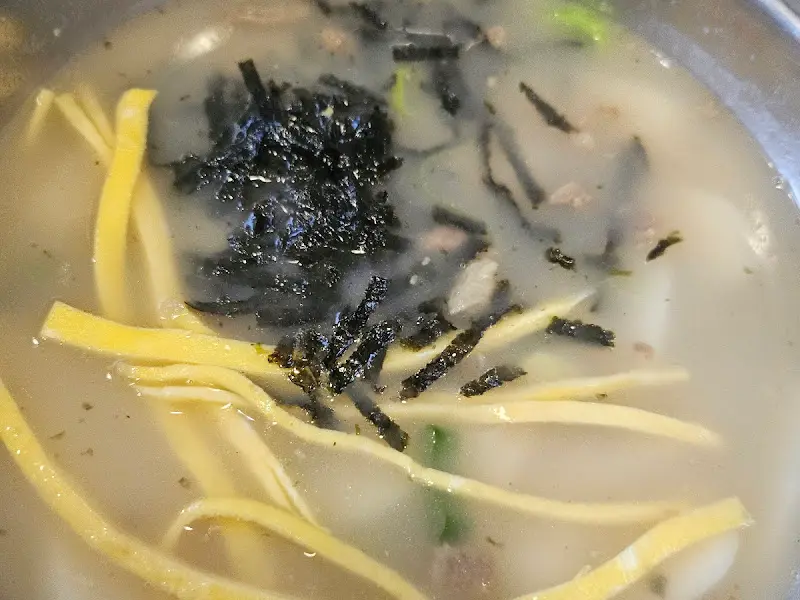 정갈하게 담겨 나온 떡국