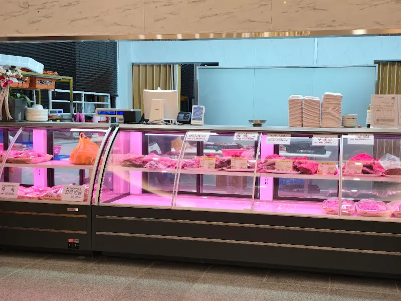 신선한 고기가 진열된 정육 코너
