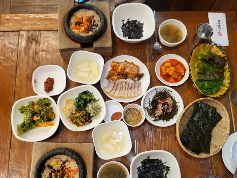 다채로운 반찬들이 가득한 한 상 차림