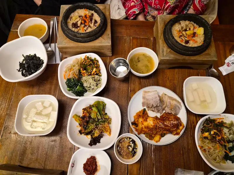 돌솥밥과 다양한 반찬들
