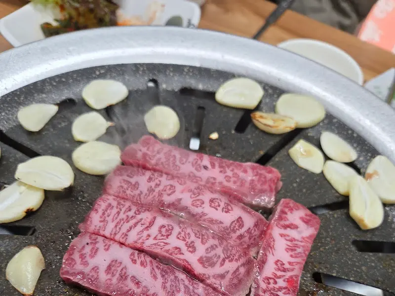 숯불에 구워지는 갈비살