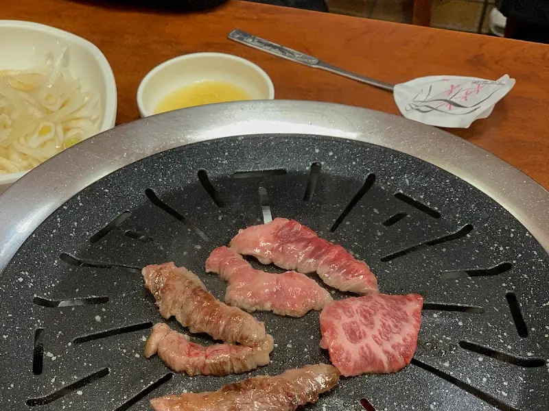 숯불에 익어가는 고기