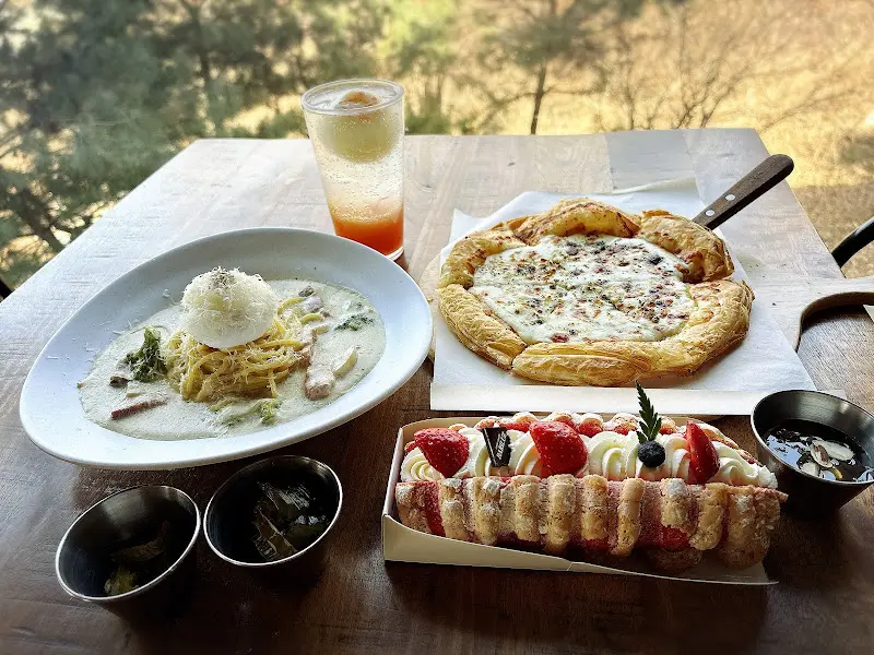 탁 트인 통창 너머로 푸르른 자연을 감상할 수 있는 좌석