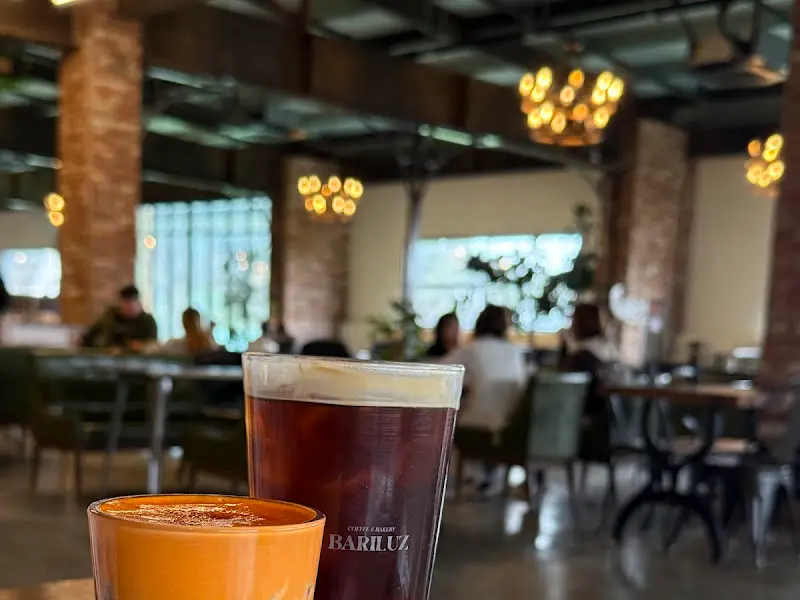 여유로운 분위기 속에서 커피를 즐기는 사람들