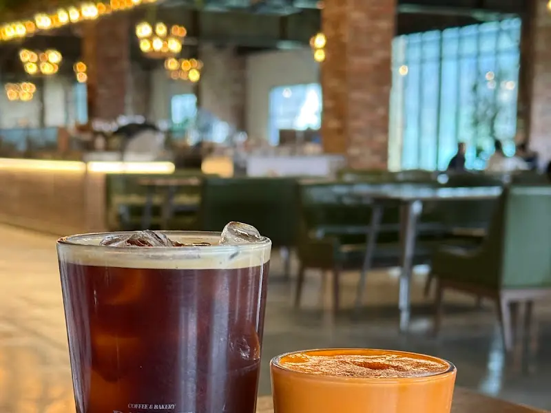 넓고 쾌적한 공간에서 즐기는 커피 한 잔의 여유