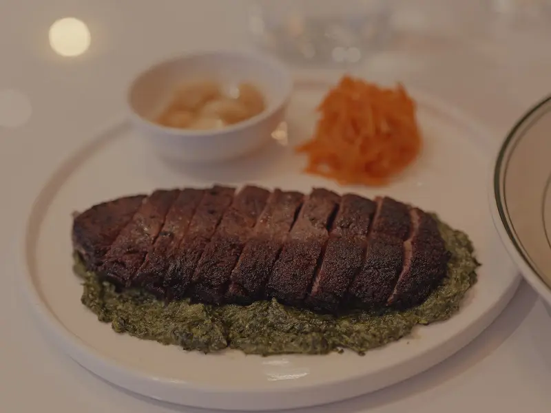 잘 구워진 스테이크