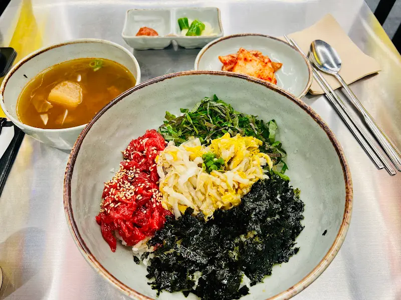 깔끔하게 차려진 육회비빔밥 한 상 차림