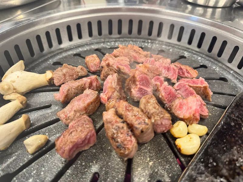 숯불 위에서 익어가는 소고기