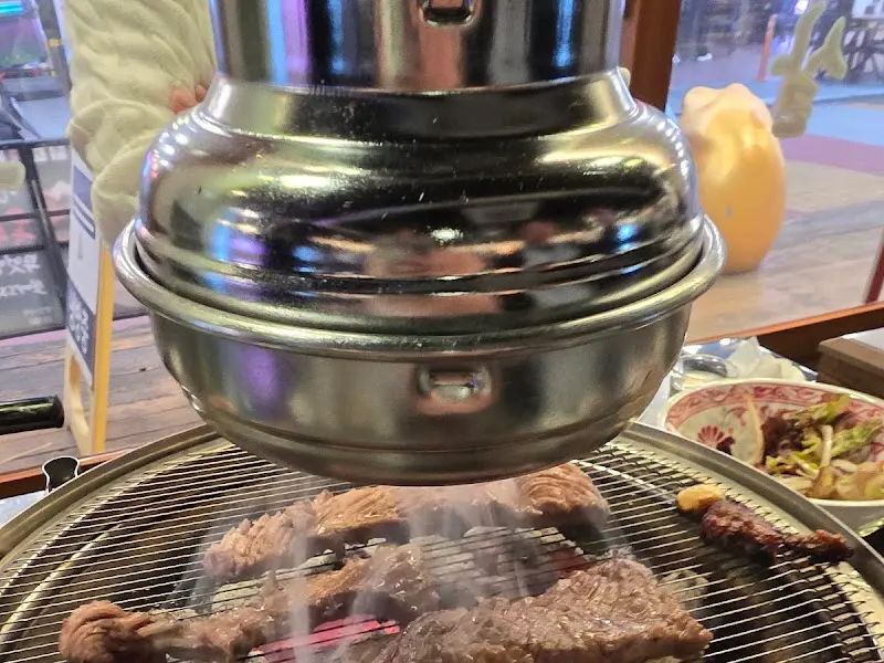 숯불 위에서 익어가는 고기