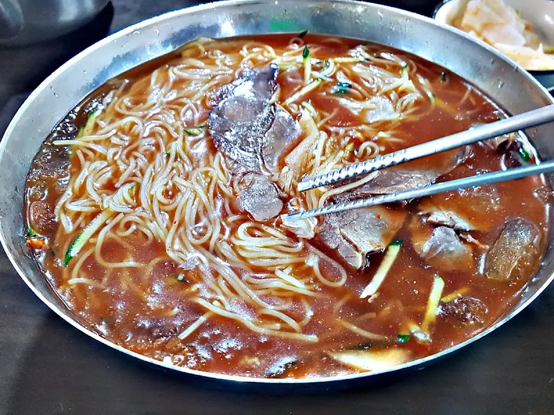 젓가락으로 면을 들어올린 모습