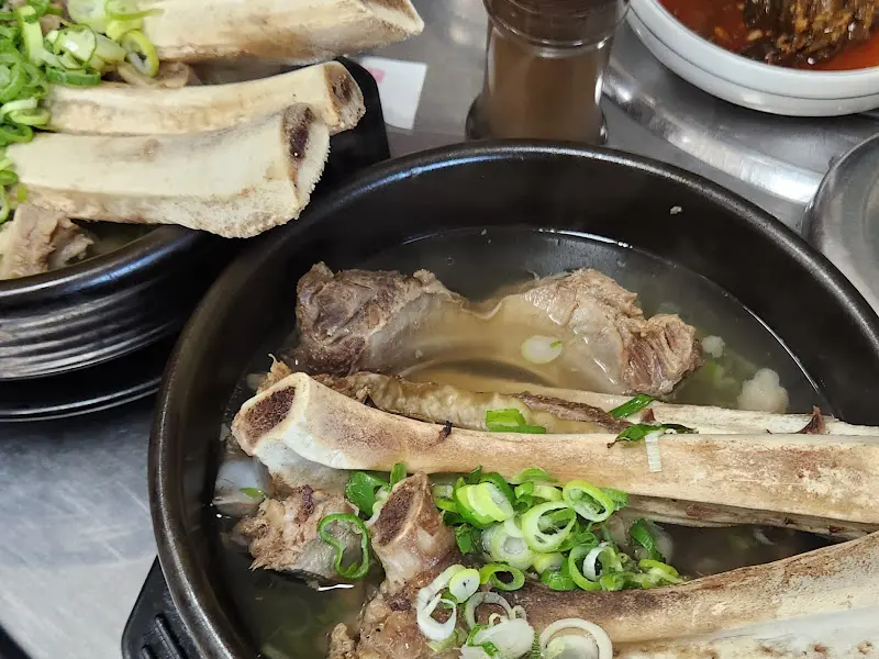 푸짐한 양의 쇠고기수프