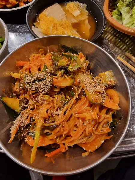 새콤달콤한 양념이 매력적인 비빔면