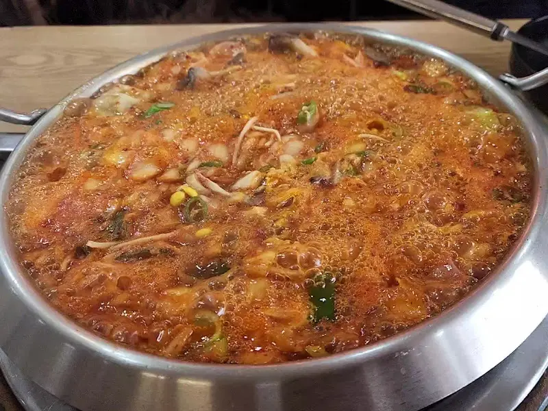 보글보글 끓는 부대찌개의 클로즈업