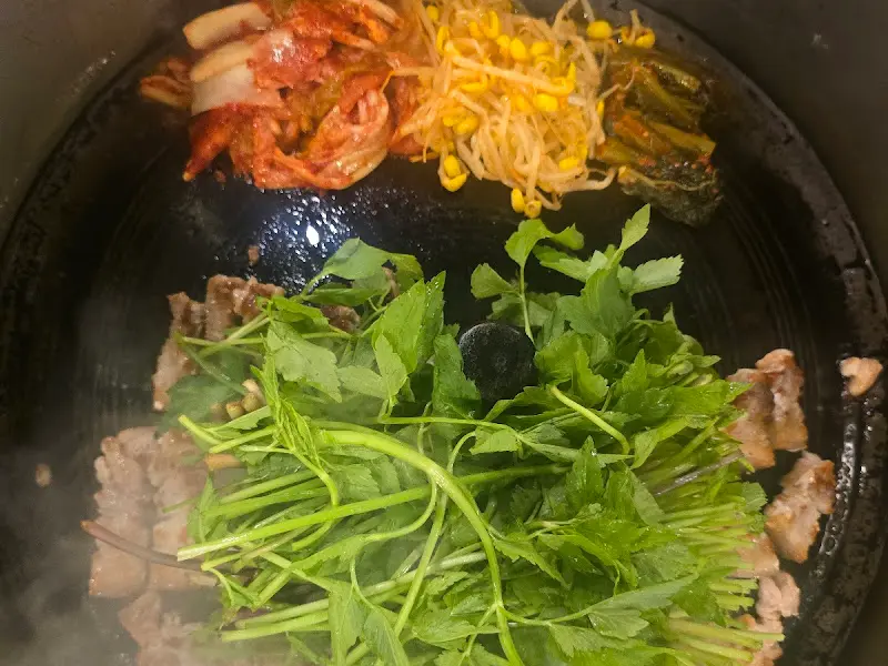 김치와 콩나물과 함께 구워진 삼겹살