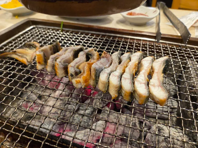 숯불 위에서 구워지는 장어