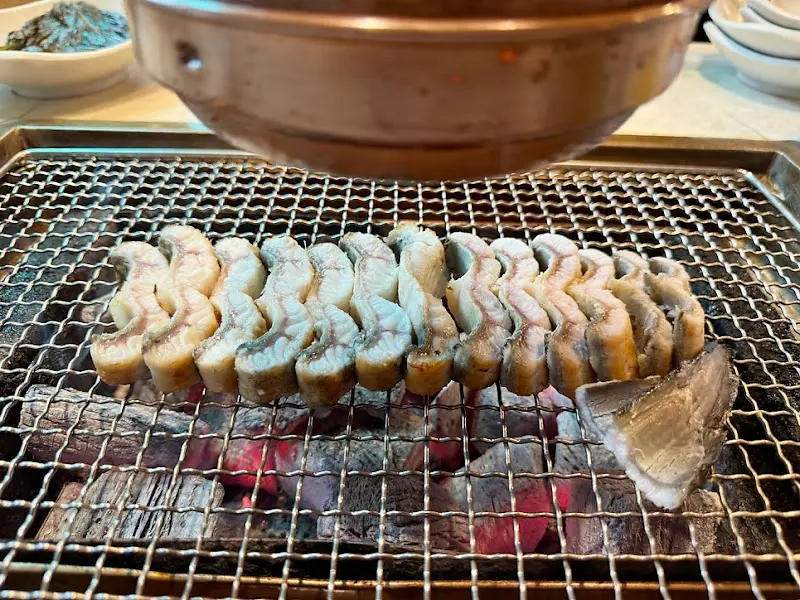 숯불 위에서 익어가는 장어