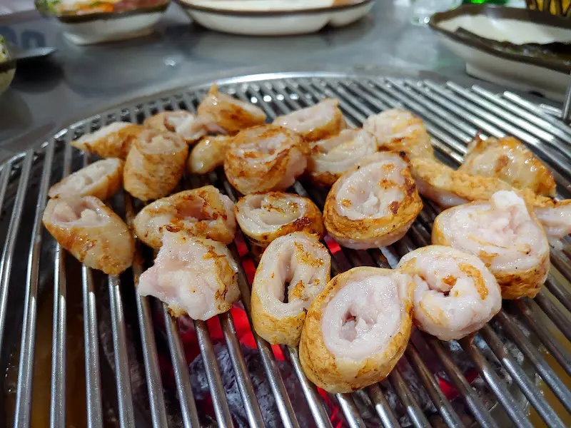 숯불 위에서 맛있게 익어가는 막창