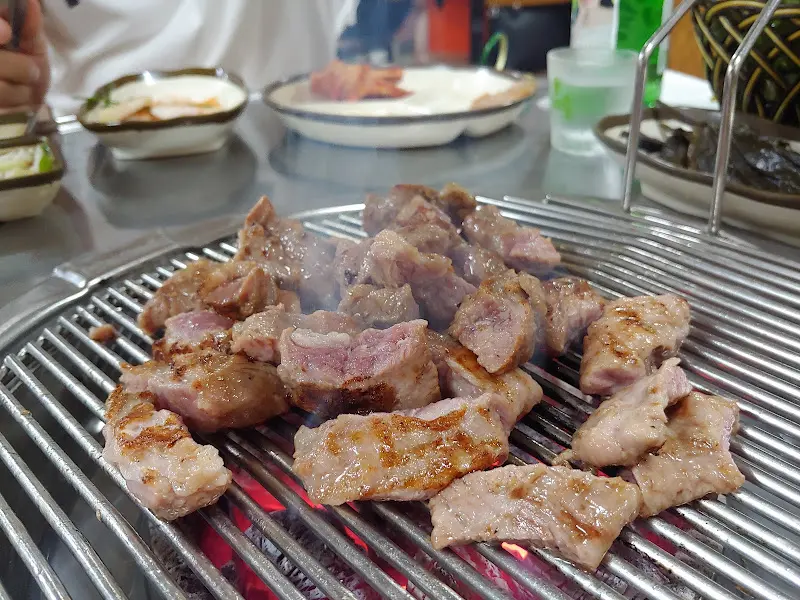 숯불 위에서 맛있게 익어가는 갈매기살