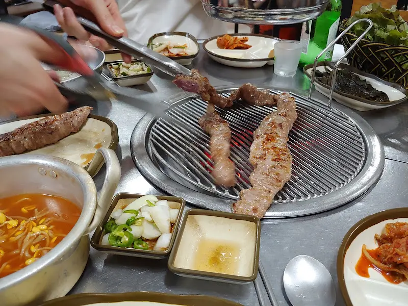 푸짐하게 차려진 기본 반찬