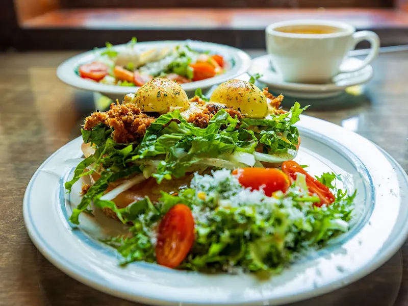 오픈 샌드위치와 차