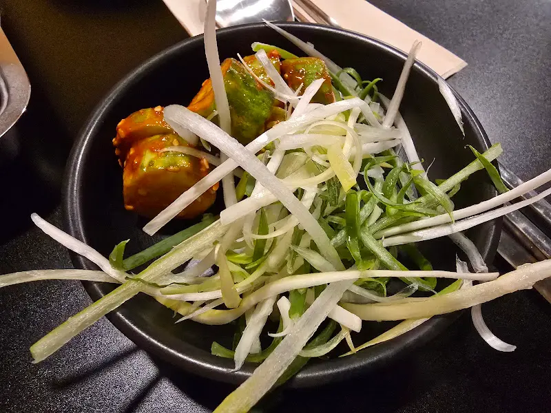 신선한 쌈 채소와 밑반찬