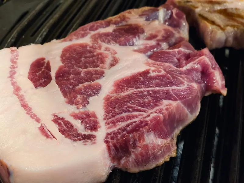 숯불 위에서 익어가는 제주 흑돼지 목살