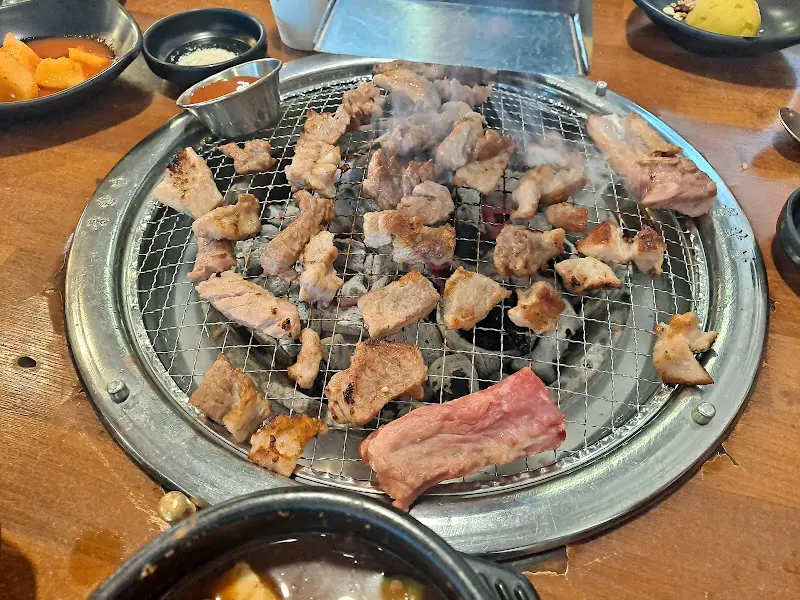 숯불 위에서 익어가는 갈비