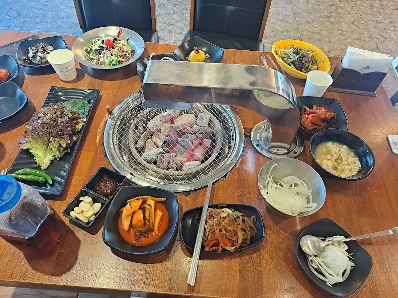 푸짐하게 차려진 테이블