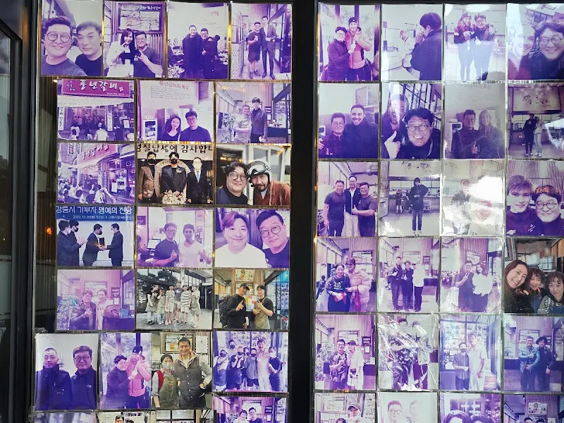 벽면에 붙어있는 사진들