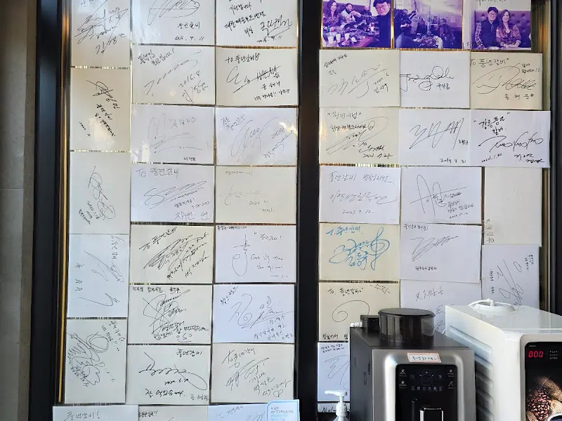 벽면에 가득한 싸인