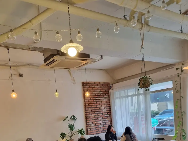 가게 내부 천장과 조명