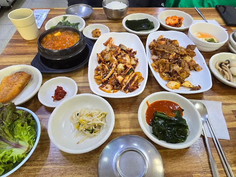 돼지볶음과 된장찌개