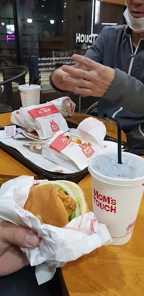 푸짐하게 차려진 삼겹살 한 상