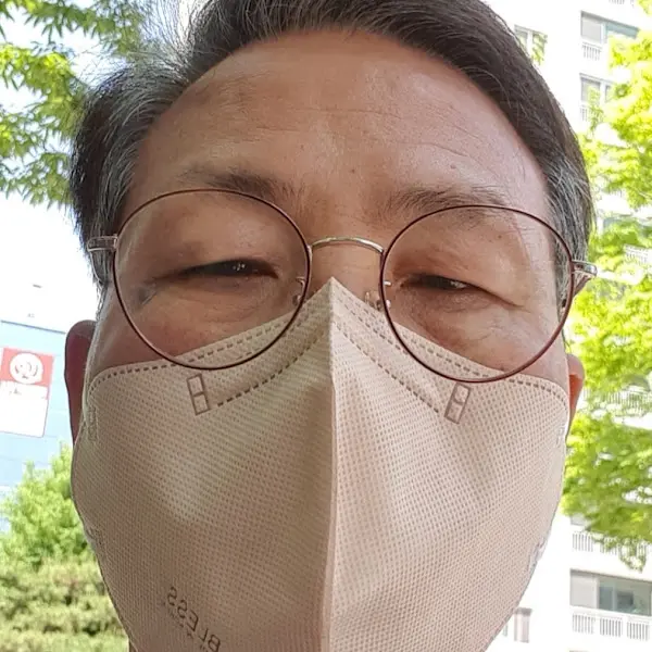 마스크를 쓰고 미소 짓는 방문객의 모습