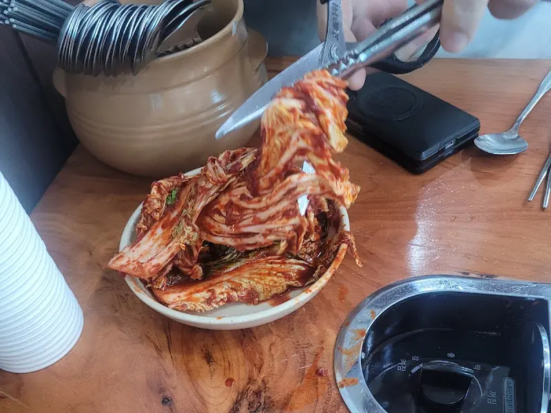 잘 익은 김치를 자르는 모습