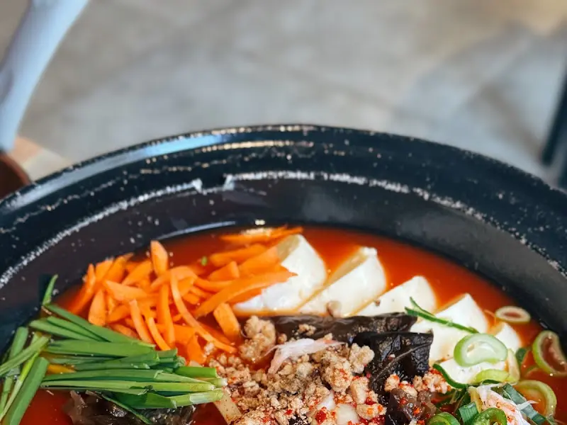 얼큰한 국물이 일품인 순두부전골