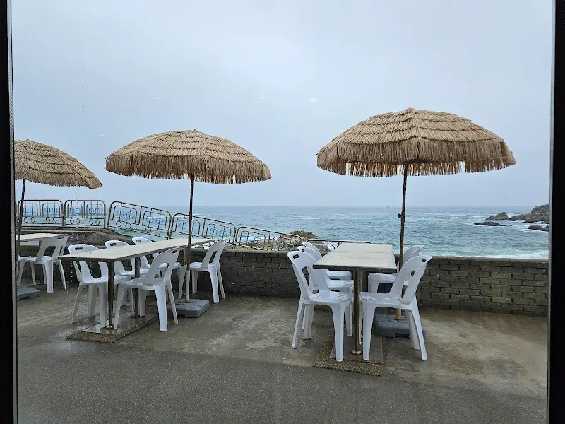 가진상회 야외 테이블