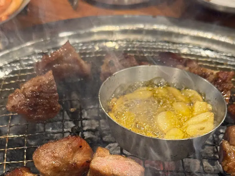 숯불 위에서 익어가는 돼지갈비