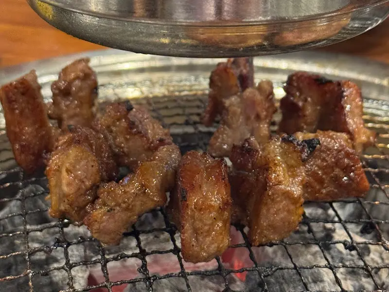 노릇하게 구워진 돼지갈비