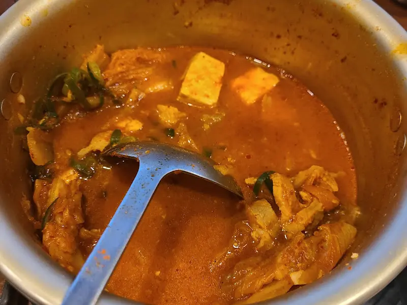 푸짐한 김치찌개